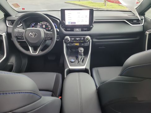 Used 2025 Toyota RAV4 XSE AWD/4WD image 16