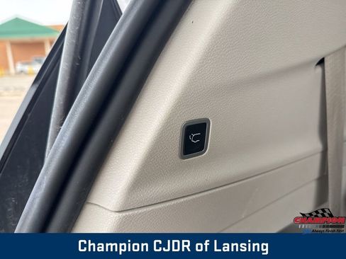 Used 2024 Chrysler Pacifica Touring-L image 13