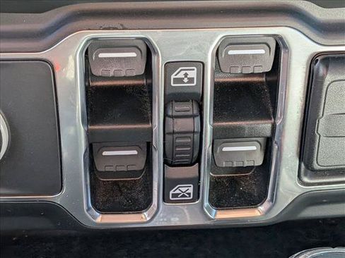 Used 2018 Jeep Wrangler Unlimited Sahara AWD/4WD image 11
