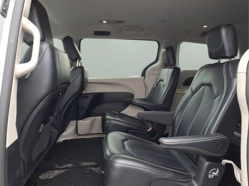 Used 2024 Chrysler Pacifica Touring-L FWD image 5
