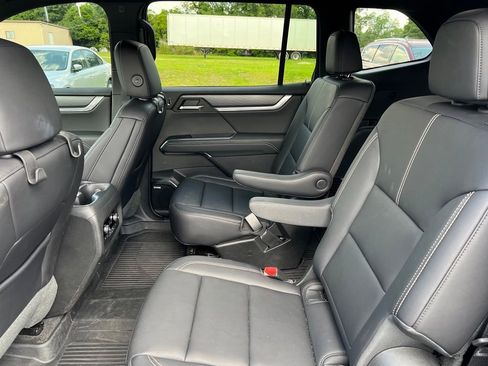 Used 2025 GMC Acadia Elevation w/ Elevation Premium Package FWD image 7