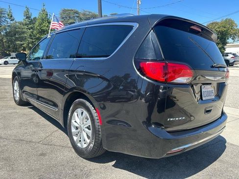 Used 2019 Chrysler Pacifica Touring-L FWD image 5