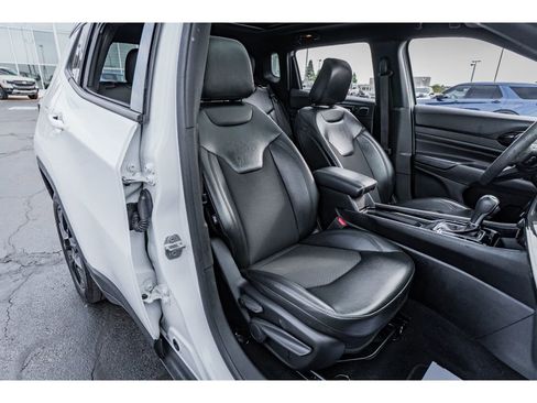 Used 2022 Jeep Compass Latitude w/ Sun and Sound Group AWD/4WD image 19