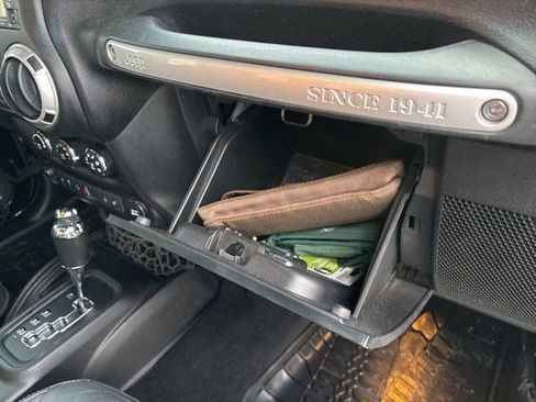 Used 2016 Jeep Wrangler Unlimited Rubicon image 35