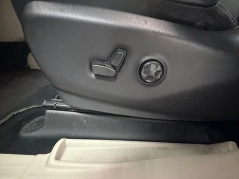 Used 2023 Chrysler Pacifica Touring-L FWD image 14