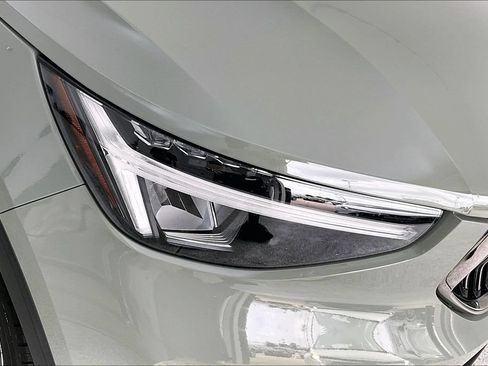 Certified 2025 Volvo XC40 B5 Plus AWD/4WD image 39