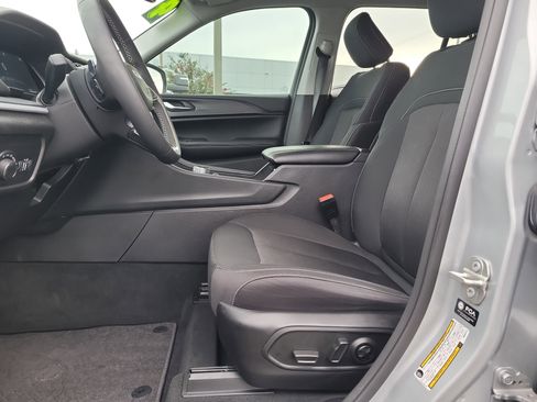 Used 2024 Jeep Grand Cherokee Laredo image 16