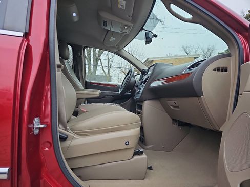 Used 2013 Chrysler Town & Country Touring FWD image 28