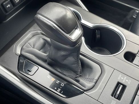 Used 2020 Toyota Highlander XLE image 25