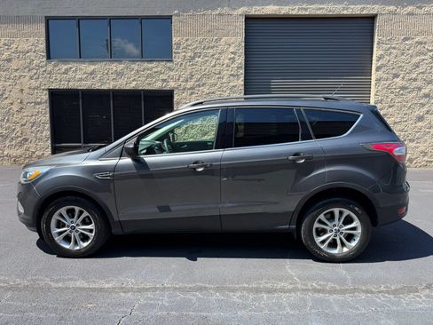 Used 2017 Ford Escape SE w/ Equipment Group 201A FWD image 3