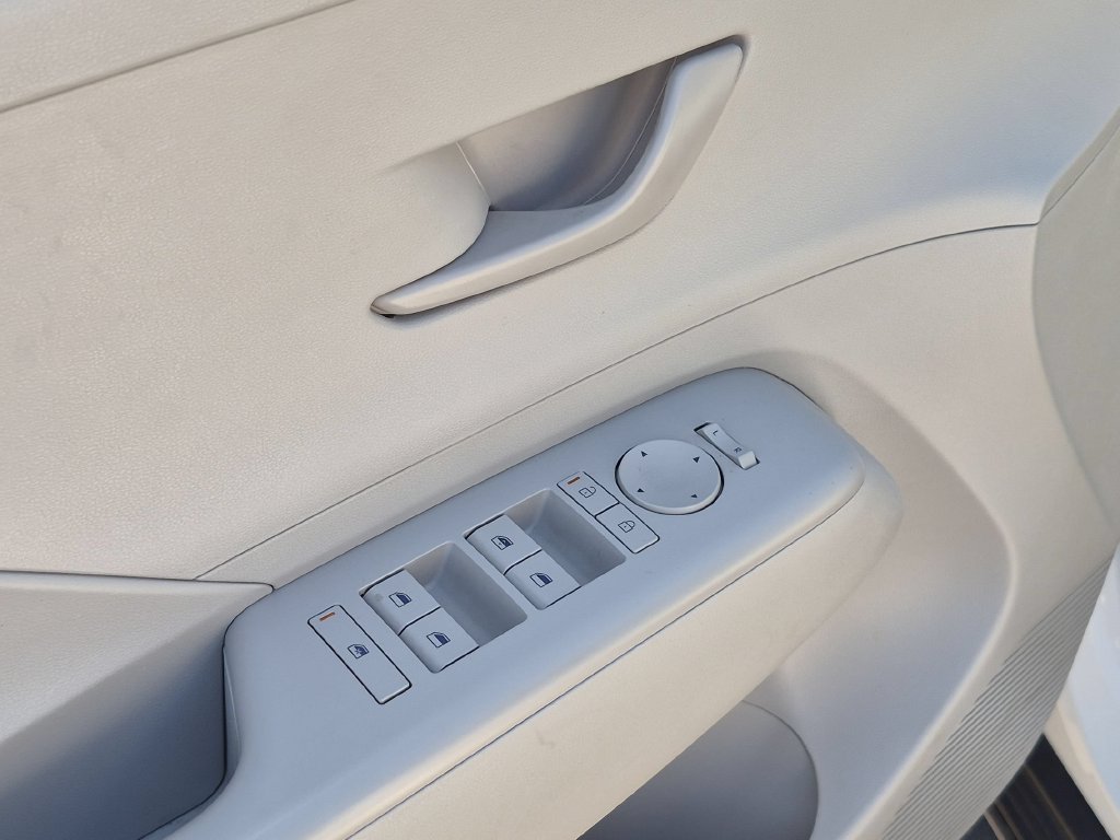 Used 2025 Hyundai Kona SEL FWD image 13