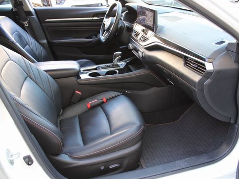 Used 2023 Nissan Altima 2.5 SR w/ SR Premium Package image 17