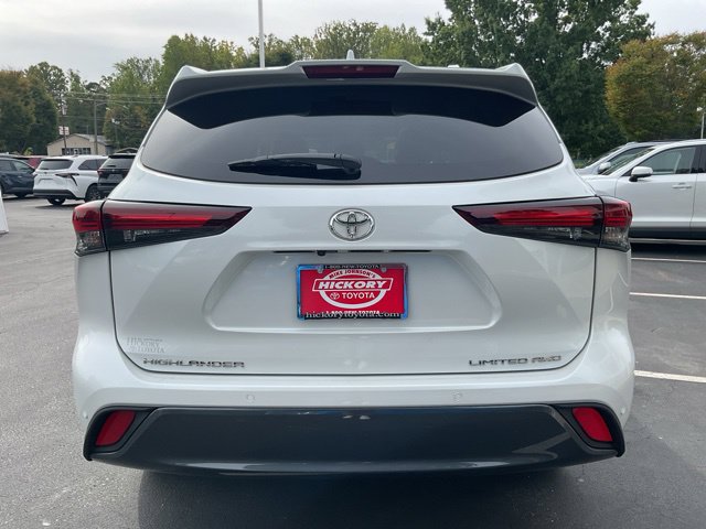 Used 2024 Toyota Highlander Limited AWD/4WD image 9