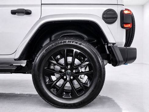 Used 2024 Jeep Wrangler Unlimited Sahara w/ Dual Top Group AWD/4WD image 10