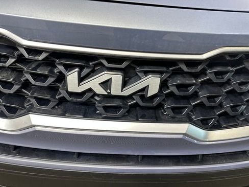 Used 2023 Kia Sorento LX image 9