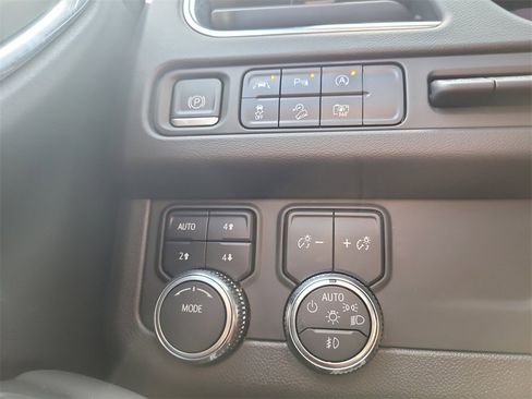 Used 2023 GMC Yukon AT4 w/ Technology Package image 28