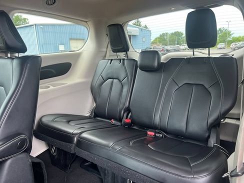 Used 2023 Chrysler Pacifica Touring-L FWD image 7
