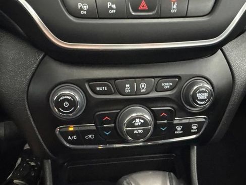 Used 2023 Jeep Cherokee Altitude Lux w/ Lux Elite Package AWD/4WD image 37