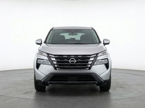 Used 2025 Nissan Rogue SV image 2