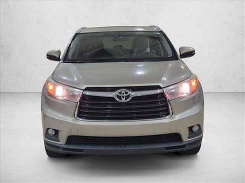 Used 2016 Toyota Highlander XLE FWD image 2