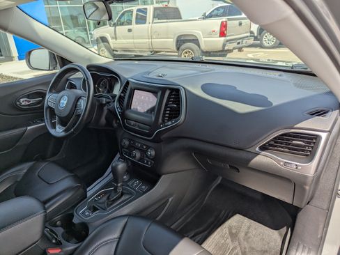 Used 2019 Jeep Cherokee Latitude Plus w/ Cold Weather Group AWD/4WD image 42