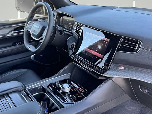 Used 2024 Jeep Wagoneer L Series III w/ Flexible Seating Group image 15