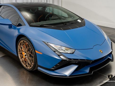 Used 2023 Lamborghini Huracan Tecnica image 2