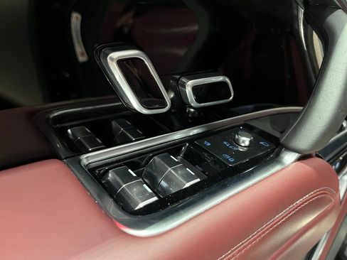 Used 2025 Land Rover Range Rover SE image 19