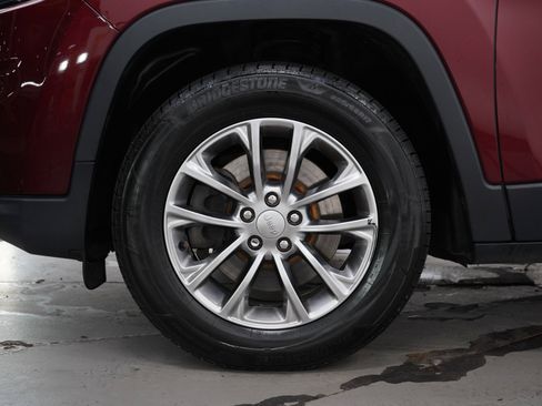 Used 2019 Jeep Cherokee Latitude Plus w/ Comfort/Convenience Group AWD/4WD image 27