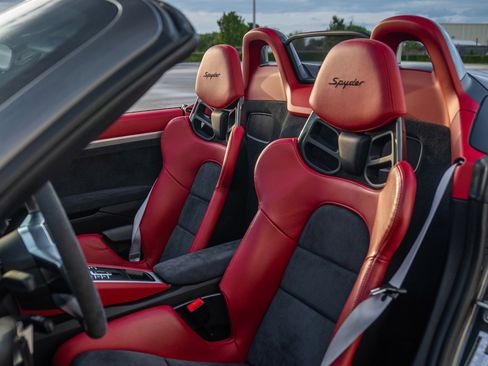 Used 2016 Porsche Boxster Spyder image 17