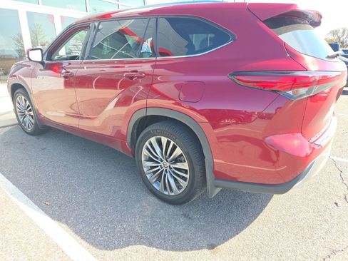 Used 2021 Toyota Highlander Platinum AWD/4WD image 2