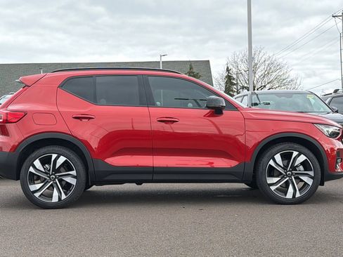 Used 2025 Volvo XC40 B5 Ultra w/ Climate Package image 3