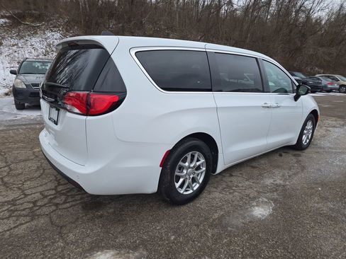 New 2026 Chrysler Pacifica Select w/ S Appearance Package AWD/4WD image 4