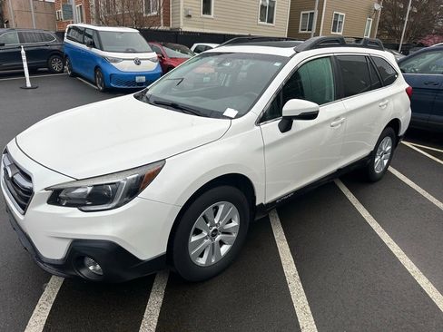 Used 2018 Subaru Outback 2.5i Premium image 3