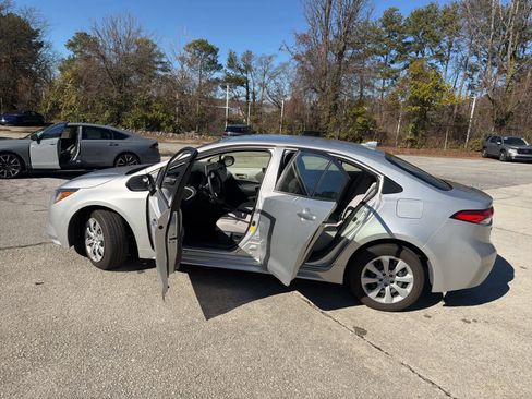 Used 2020 Toyota Corolla LE image 18