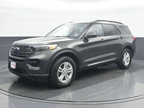 Used 2023 Ford Explorer XLT AWD/4WD image 2