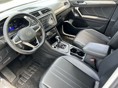 Used 2024 Volkswagen Tiguan SE w/ Panoramic Sunroof Package FWD image 16