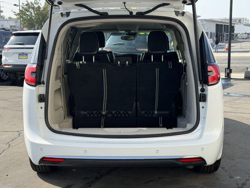 Certified 2023 Chrysler Pacifica Touring-L FWD image 15