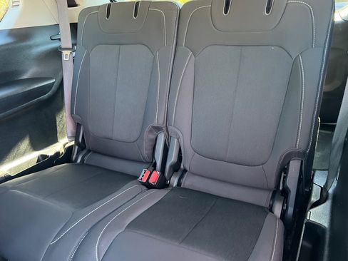 Used 2023 Jeep Grand Cherokee L Laredo image 16