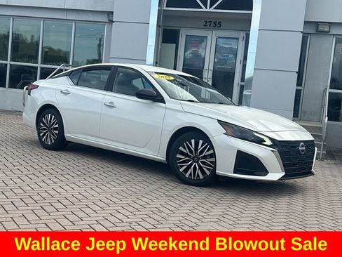 Used 2025 Nissan Altima 2.5 SV FWD image 2