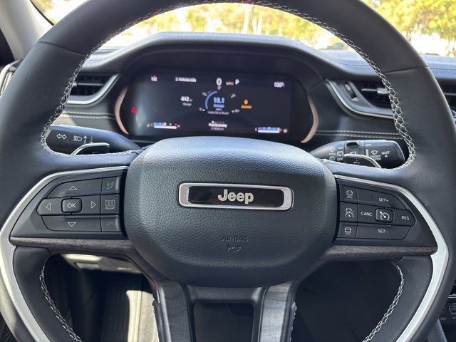 Used 2023 Jeep Grand Cherokee Limited w/ Black Appearance Package AWD/4WD image 25