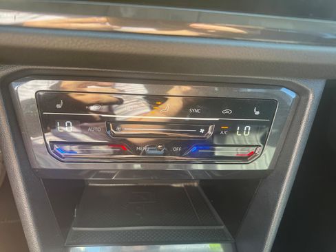 Used 2024 Volkswagen Tiguan SE image 17