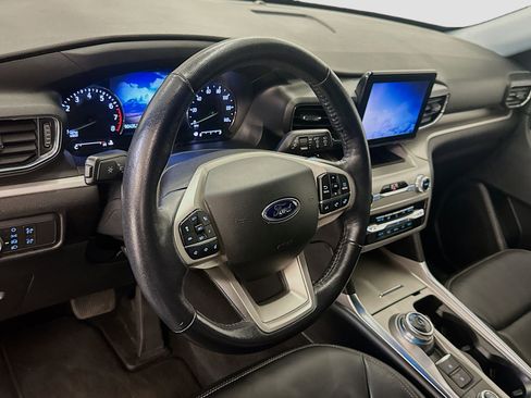 Used 2021 Ford Explorer XLT w/ Equipment Group 202A AWD/4WD image 18