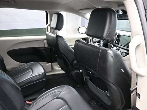 Used 2023 Chrysler Pacifica Touring-L FWD image 47