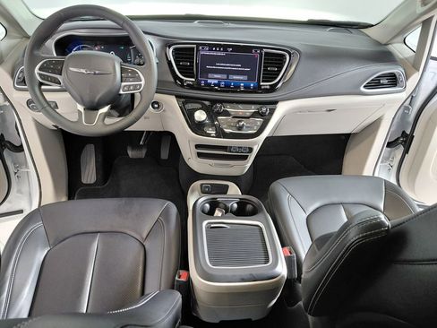 Certified 2023 Chrysler Pacifica Touring-L FWD image 15
