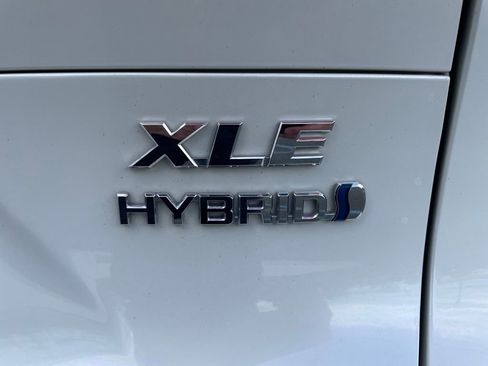 Used 2022 Toyota Venza XLE AWD/4WD image 5