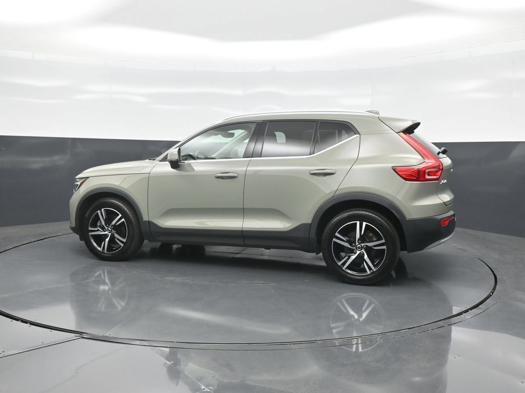 Used 2023 Volvo XC40 B5 Plus AWD/4WD image 4