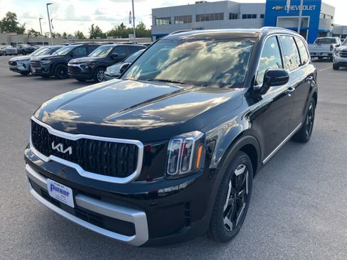 Used 2023 Kia Telluride EX image 3