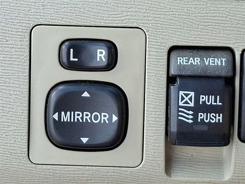 Used 2014 Toyota Sienna XLE image 22