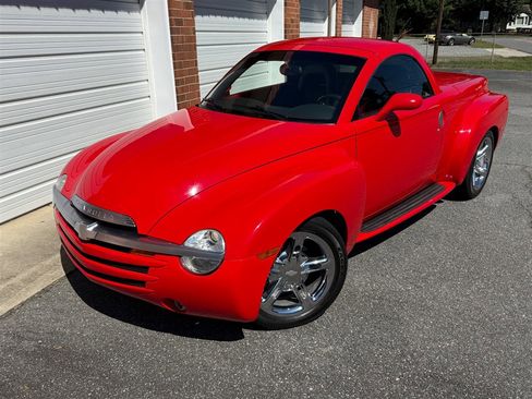 Used 2004 Chevrolet SSR w/ Preferred Equipment Group image 3